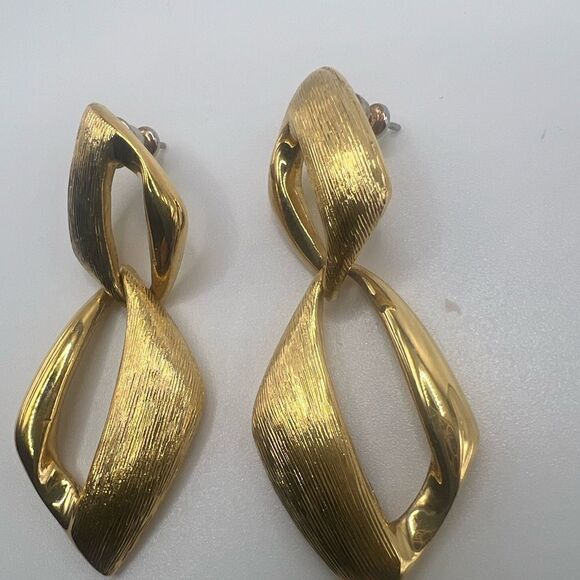 Vintage Napier Geometric Gold Tone Earrings. Standard Back Earrings. - Picture 4 of 7